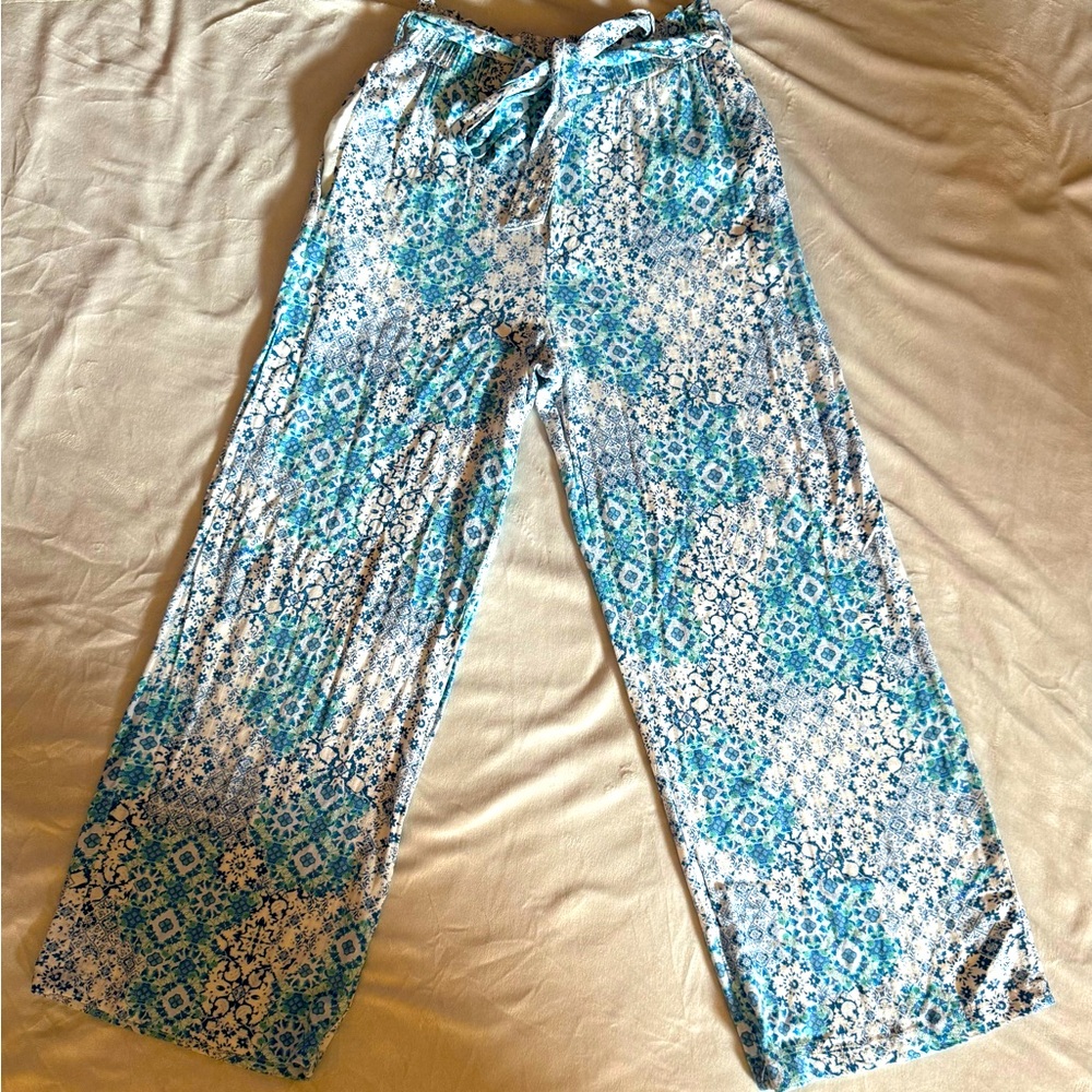 Forever 21 Blue and White Patterned Wide leg pants. Size S